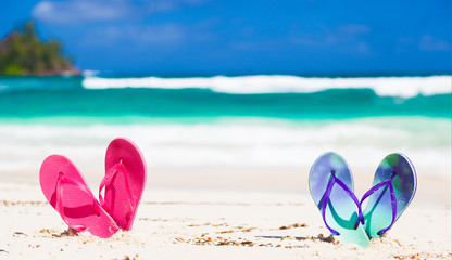 Fototapeta na wymiar beach flip flops on turquoise tropical background