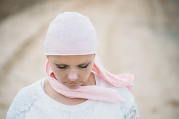 Obraz premium woman with pink headscarf, has cancer