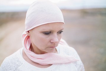 Obraz premium woman with pink headscarf, has cancer