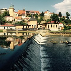 Obraz premium city on tne river and waterfall