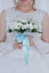 bride with camomile wedding bouquet