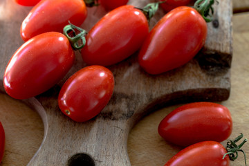 Mini San Marzano Tomaten auf nostalgischem Holzbrett