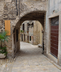 Fototapeta na wymiar Arch in the Steep streets of Rovinj old town Croatia.