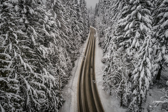 droga w zimie góry