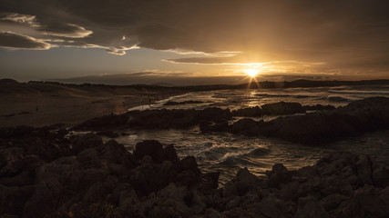 Puesta de sol en la Playa de Valdearenas, Liencres, Cantabria, España
