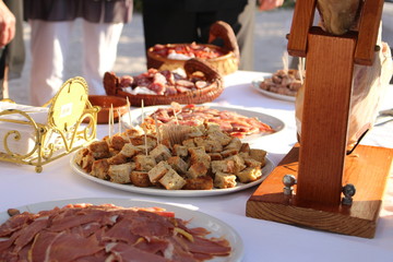 Prestation autour du jambon sec de montagne et tapas, table garnie mariage campagnard