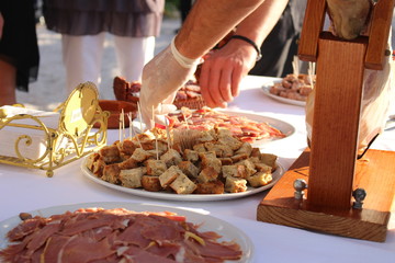 Prestation autour du jambon sec de montagne et tapas, table garnie mariage campagnard