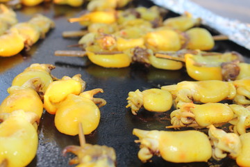 Petit Supions à la plancha, seiche encornée calamar produit de la mers sur une table de cuisson préparation traiteur