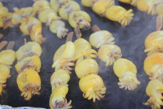 Petit Supions &agrave; la plancha, seiche encorn&eacute;e calamar produit de la mers sur une table de cuisson pr&eacute;paration traiteur