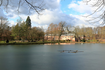Teich mit Wasserspielanlage vor Schloss Wickrath im Winter