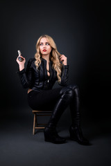 femme avec un pistolet isolé 