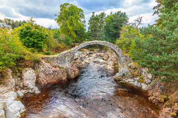 Aufnahme der Carrbridge in den schottischen Highlands fotografiert tagsüber im September 2014