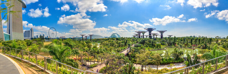 Panoramaaufnahme von erhöhtem Standpunkt über die Gardens by the Bay in Singapur mit Riesenrad...