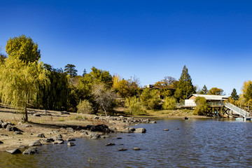 Obraz premium Beautiful Fall Colors Lining the Lake with a Boat Dock at Lake Cuyamaca, California