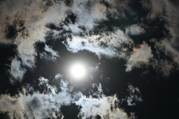  青空と雲「雲の風景」中心的な存在、謎のある、存在を誇示などのイメージ
