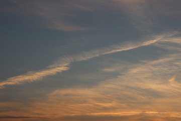 Nuages  et ciel bleu au moment du coucher de soleil