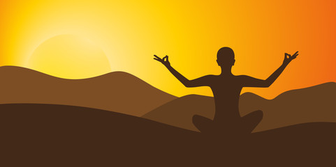 person meditiert bei sonnenaufgang berglandschaft