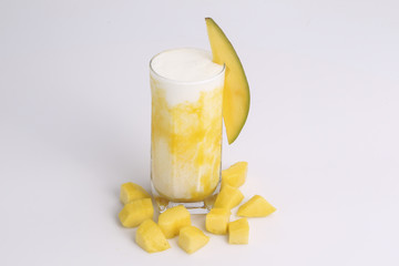 Trozos de mango mezclado con yogurt