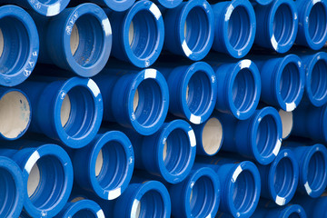 Pila de tubos azules de pvc