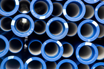 Pila de tubos de drenaje de líquidos azules