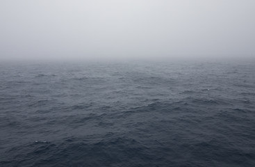 Brouillard sur l& 39 océan Austral près de l& 39 Antarctique