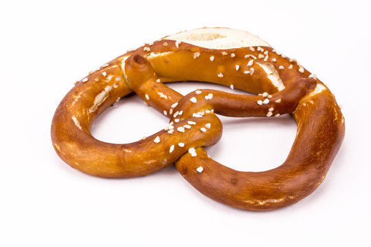 Frischer Brezel liegend aus Bayern auf wei&szlig;em Hintergrund