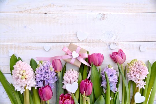 Grußkarte - Blumenstrauß mit Geschenk - Frühlingsblumen