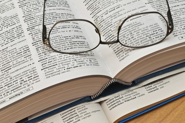 Wörterbuch mit Brille 