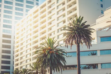 Abwaschbare Fototapete Los Angeles Santa Monica Bürogebäude mit Palmen