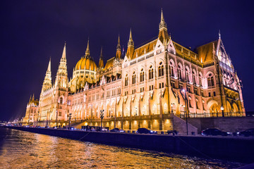 Fototapeta na wymiar Hungarian Parliament Danube Budapest