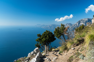 Fototapeta na wymiar Il Sentiero degli Dei, partendo da Agerola e finendo a Nocelle, con vista di Positano, Praiano ed Amalfi. Italia