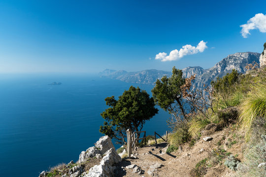Il Sentiero degli Dei, partendo da Agerola e finendo a Nocelle, con vista di Positano, Praiano ed Amalfi. Italia