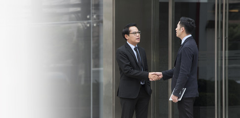 Businessman making handshake agreement. concept cooperation. panoramic banner with copy space.