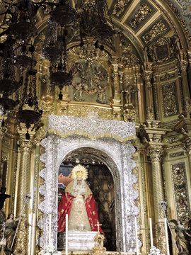 Imagen de la Virgen de la Esperanza Macarena en el retablo del altar mayor, en la Bas&iacute;lica de la Macarena de Sevilla
