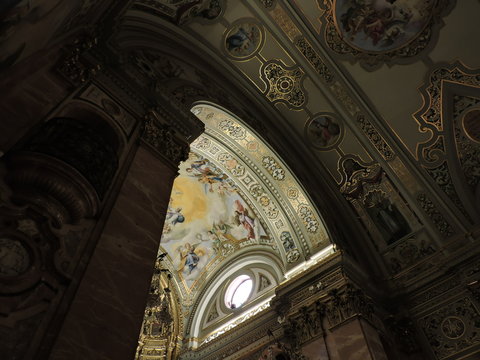 Interior neobarroco de la Bas&iacute;lica de la Macarena, Sevilla