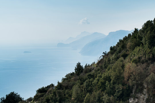 Il Sentiero degli Dei, partendo da Agerola e finendo a Nocelle, con vista di Positano, Praiano ed Amalfi. Italia