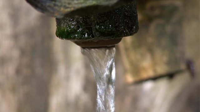 wood fountain with lapping water 08
