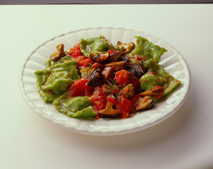 Grüne Ravioli mit Tomaten-Pilz-Sauce .Feisteller