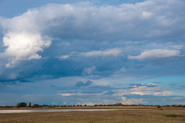 Landschaftsbild mit dem Naturschutzgebiet Sulsdorfer Wiek in Orth auf der Insel Fehmarn