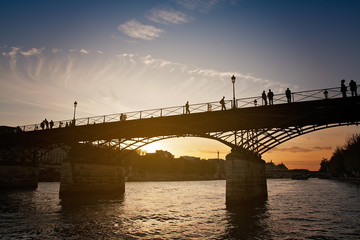 Fototapeta na wymiar Atardecer en el río Sena en París