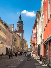Belebte Fußgängerzone in Heidelberg im Sommer