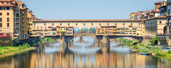 Ponte Vecchio über den Fluss Arno in Florenz, Toskana, Italien