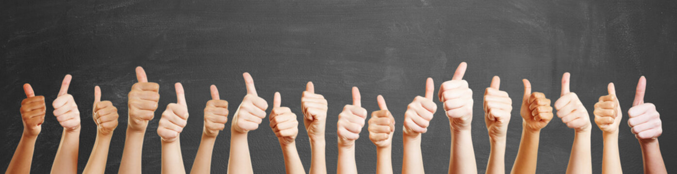 Viele H&auml;nde mit Daumen hoch