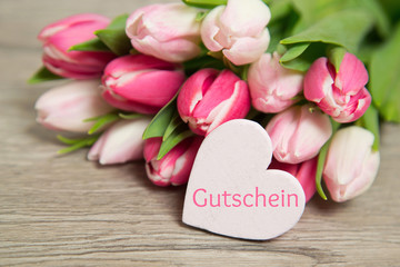 Fototapeta na wymiar Tulpen und Herz: Gutschein