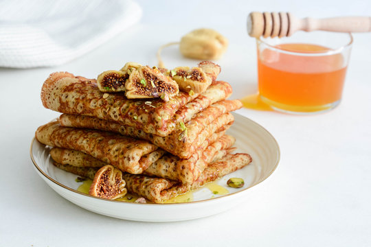 Pancakes with figs and honey.