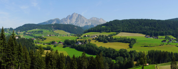 Panorama Landschaft oberhalb von Meran in Südtirol bei Hafling und Avelengo
