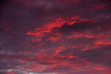 Blutroter Abendhimmel mit Wolken