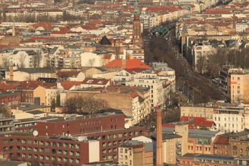 Berliner H&auml;usermeer; Blick entlang der Sch&ouml;nhauser Allee nach Norden