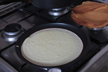 Fry pancakes on Shrovetide, in a pan.