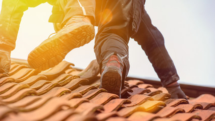 Dachdecker auf dem Dach Arbeistsicherheit mit Flares